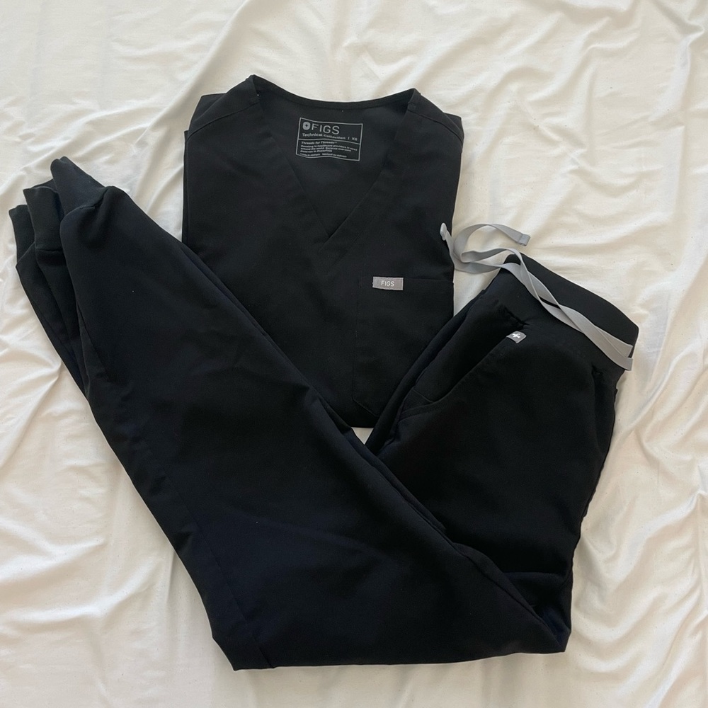 Figs Black scrub set